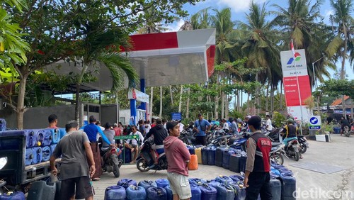 Antrean pembelian BBM di SPBU Ceningan, Nusa Penida, Klungkung, Minggu (4/8/2024). (Dok. Polres Klungkung)