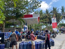 Sempat Kosong Tiga Hari, Antrean Pembeli BBM di SPBU Nusa Ceningan Mengular