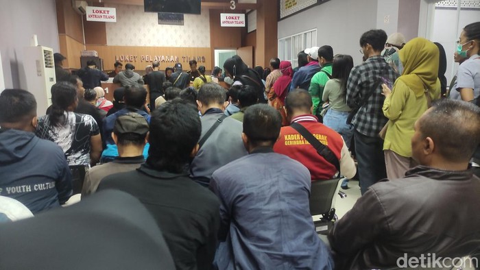 Antrean pengambilan tilang di Kejari Sidoarjo