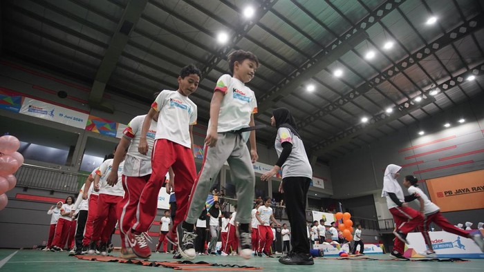 Asah Kreativitas Anak Lewat Permainan dan Olahraga Ratusan anak mengikuti permainan, dan berolahraga bulutangkis. Kegiatan ini untuk mengasah kreativitas mereka.