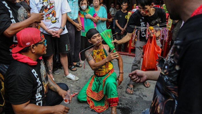 Seorang Tatung (dukun yang kerasukan arwah leluhur) melakukan atraksi saat mengikuti perayaan Festival Cheng Ho 2024 di kawasan Pecinan Semarang, Jawa Tengah, Minggu (4/8/2024). Atraksi ritual Tatung Dayak Kalimantan Barat tersebut dalam rangka perayaan memperingati kedatangan Sam Poo Tay Djien atau Laksamana Cheng Ho ke-619 di Kota Semarang sekaligus mengenalkan akulturasi budaya Nusantara dengan Tionghoa. ANTARA FOTO/Makna Zaezar/tom.