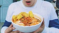 Menikmati seporsi tomyam dengan topping udang dan daging yang melimpah, potret Mario saat makan ini dibagikan lewat Facebooknya. Foto: Instagram @mario_mm3
