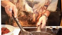 Terakhir ini keseruan Mario ketika masak tumisan dan daging di dapur. Foto: Instagram @mario_mm3