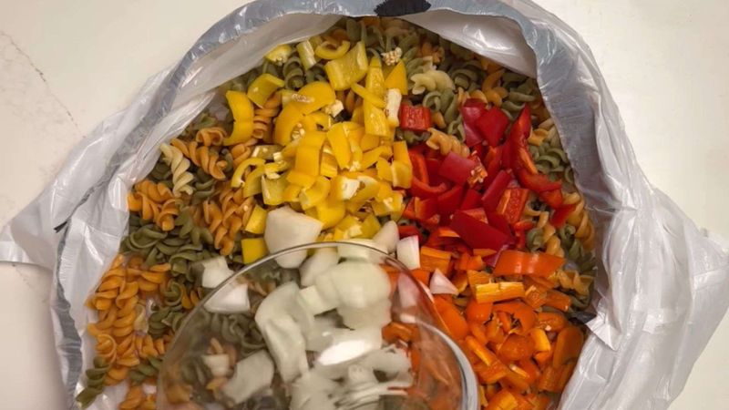 Bikin Salad di Kantong Sampah, Chef Ini Banjir Komentar