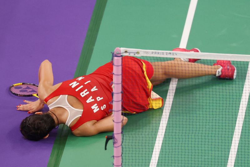 PARIS, FRANCE - AUGUST 04: Carolina Marin of Spain is injured in the second set and leaves the match against Bing Jiao He of China during Women's Singles Semifinal of the Badminton on La Chapelle Arena Court 1 during the Paris 2024 Olympics Games on August 4, 2024 in Paris, France. (Photo By Oscar J Barroso/Europa Press via Getty Images)
