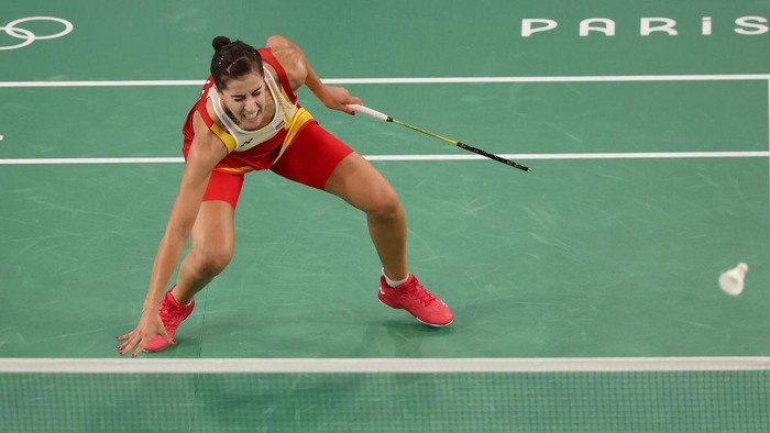 PARIS, FRANCE - AUGUST 04:  Carolina Marin of Team Spain appears to suffer  ani during the Womens Singles Semifinal match against Bing Jiao He of Team Peoples Republic of China on day nine of the Olympic Games Paris 2024 at Porte de La Chapelle Arena on August 04, 2024 in Paris, France. (Photo by Michael Reaves/Getty Images)