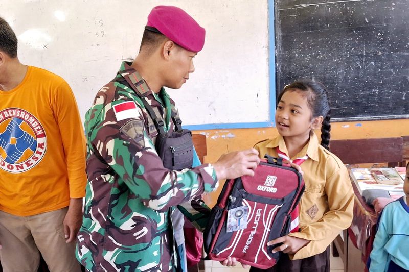 Dansatgasmar Pulau Nusa Dua menyerahkan bantuan alat belajar ke siswa