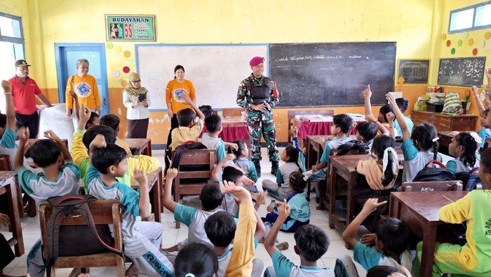 Dansatgasmar Pulau Nusa Dua menyerahkan bantuan alat belajar ke siswa
