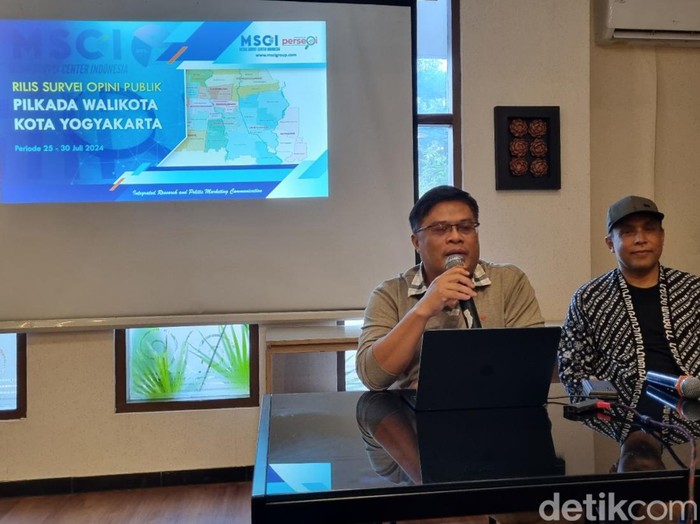 Direktur Eksekutif MSCI, Helmi Panggabean, saat memberikan keterangan di Bulaksumur, Sleman, soal hasil survei terkait Pilkada Jogja 2024, Minggu (4/8/2024).