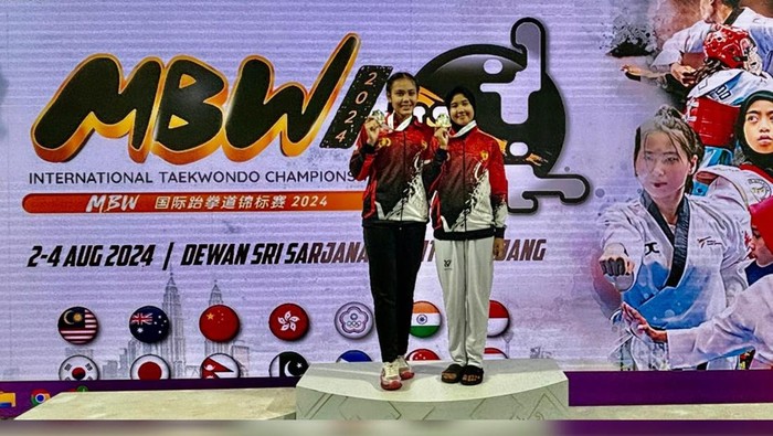 Dua Polwan Polda Babel yang berhasil meraih kemenangan medali emas.