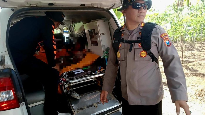 Evakuasi balita yang ditemukan hanyut di Malang