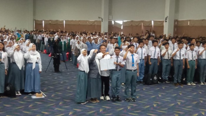 Forum OSIS Jawa Barat (FOJB) generasi ke-12 resmi dikukuhkan dengan sedikitnya 1.000 pengurus di tingkat SMA, SMK dan MA.