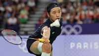 Gim penentuan dimulai, An Se-young mendapat poin beruntun. Dia meraih empat poin beruntun. An Se-young bermain cemerlang menuju interval gim ketiga. Dia unggul jauh 11-3. Sempat ketinggalan jauh, Gregoria mengejar hinggak kedudukan 13-16. Perlawanan Gregoria berakhir setelah An Se-young menang dengan skor 21-16. REUTERS/Ann Wang 