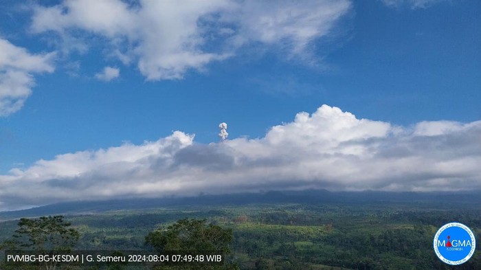 Gunung Semeru erupsi