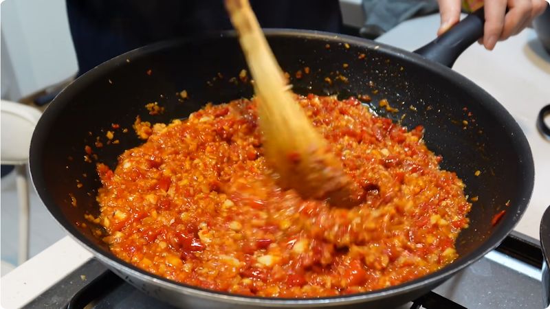 Hari Jisun bawa oleh-oleh sambal untuk bule di Finlandia