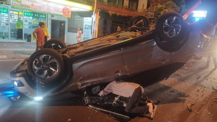 Honda BRV yang dikendarai RIF terguling usai mengalami kecelakaan di Jalan Sisingamangaraja, Mergangsan, Kota Jogja, Minggu dini hari (4/8/2024).