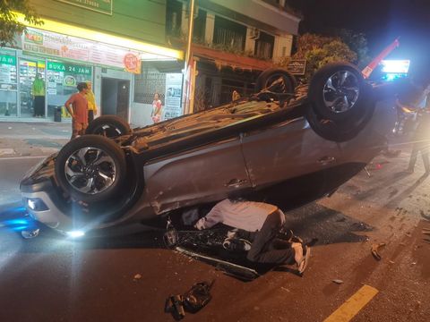 Honda BRV yang dikendarai RIF terguling usai mengalami kecelakaan di Jalan Sisingamangaraja, Mergangsan, Kota Jogja, Minggu dini hari (4/8/2024).