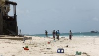 Kelompok Al-Shabaab dilaporkan telah mengklaim bertanggung jawab atas serangan tersebut dalam sebuah postingan di situs pro-Shabaab. Salah satu pejabat kepolisian setempat, Mohamed Omar, menuturkan kepada AFP pada Sabtu (3/8) waktu setempat bahwa para pelaku menembak warga sipil secara acak di area tepi pantai.