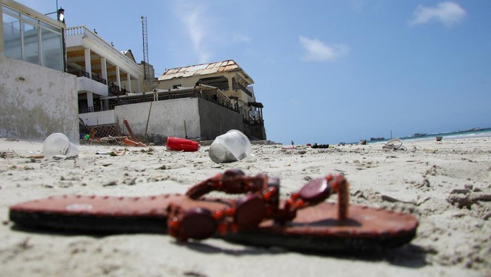 Horor Bom Bunuh Diri dan Penembakan di Somalia People carry the dead body of an unidentified woman killed in an explosion that occurred while revellers were swimming at the Lido beach in Mogadishu, Somalia August 3, 2024. REUTERS/Feisal Omar