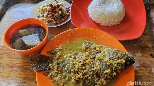Ikan mujair nyat-nyat khas Warung Makan Nirmala, di Desa Takmung, Banjarangkan, Klungkung, Bali. (Foto: Putu Krista/deikBali)