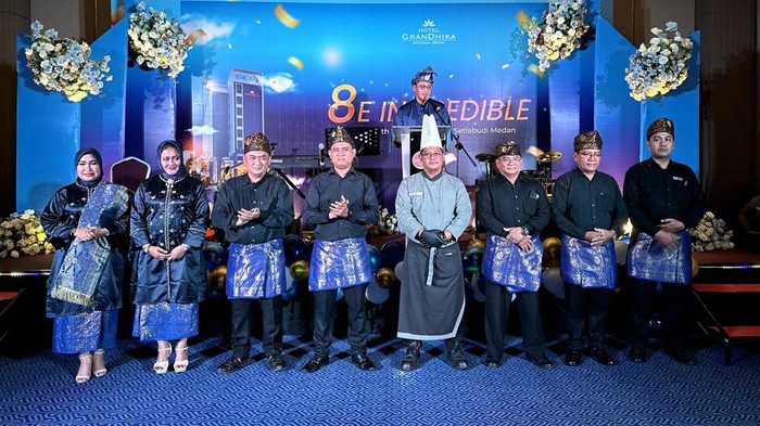 Jajaran pengelola Hotel Grandhika Setiabudi Medan saat rayakan HUT ke-8. (Foto: dok Hotel Grandhika Setiabudi Medan).