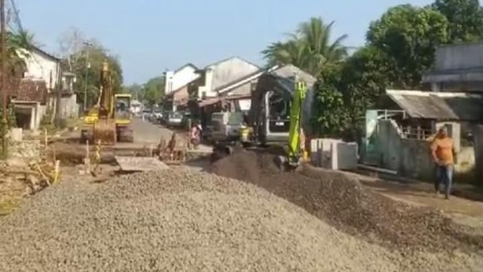 Jembatan di Pandeglang Ambruk, ruas jalan Saketi-Labuan dan sebaliknya tak bisa dilalui kendaraan. (Dok istimewa).