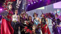 Karya inspiratif desainer lokal bersama Royale Parfum Series by SoKlin juga ditampilkan pada sesi Artwear (Fashion Art) defile ‘Zodiac’.
