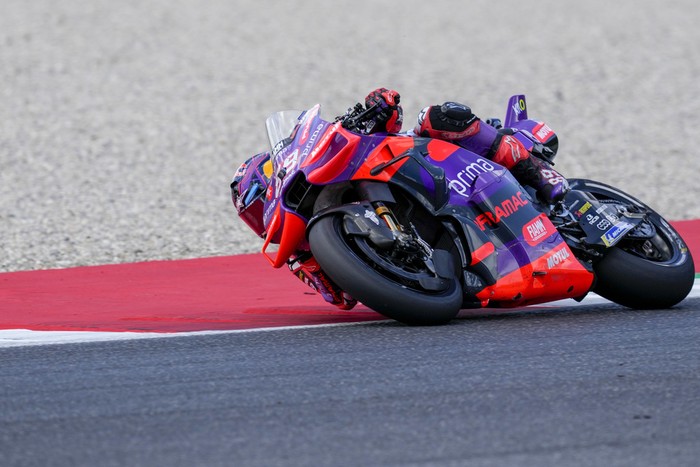 Spains rider Jorge Martin of the Prima Pramac Racing steers his motorcycle during the MotoGP race of the Grand Prix of Italy at the Mugello circuit in Scarperia, Italy, Sunday, June 2, 2024. (AP Photo/Antonio Calanni)