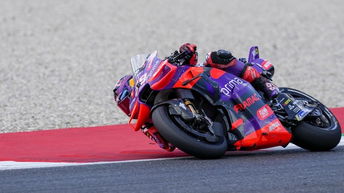 Spains rider Jorge Martin of the Prima Pramac Racing steers his motorcycle during the MotoGP race of the Grand Prix of Italy at the Mugello circuit in Scarperia, Italy, Sunday, June 2, 2024. (AP Photo/Antonio Calanni)