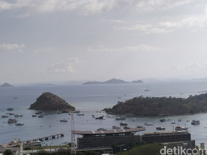 Kapal wisata berlayar di perairan Labuan Bajo, Manggarai Barat, NTT. (Ambrosius Ardin/detikBali)