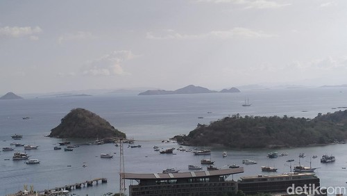 Kapal wisata berlayar di perairan Labuan Bajo, Manggarai Barat, NTT. (Ambrosius Ardin/detikBali)