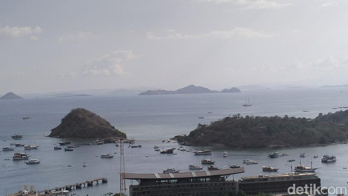 Kapal wisata berlayar di perairan Labuan Bajo, Manggarai Barat, NTT. (Ambrosius Ardin/detikBali)