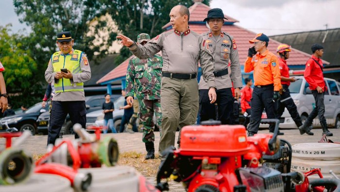 Kapolda Sumsel Irjen A Rachmad Wibowo saat melakukan pengecekan alat pemadam karhutla di OKI