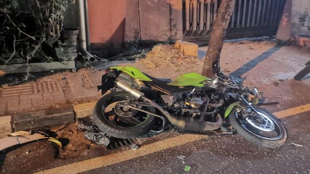Kawasaki Honda yang terjatuh akibat Honda BRV yang dikendarai RIF terguling usai mengalami kecelakaan di Jalan Sisingamangaraja, Mergangsan, Kota Jogja, Minggu dini hari (4/8/2024).