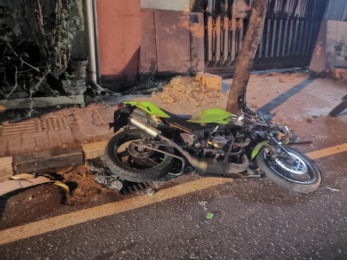 Kawasaki Ninja yang terjatuh akibat Honda BRV yang dikendarai RIF terguling usai mengalami kecelakaan di Jalan Sisingamangaraja, Mergangsan, Kota Jogja, Minggu dini hari (4/8/2024).