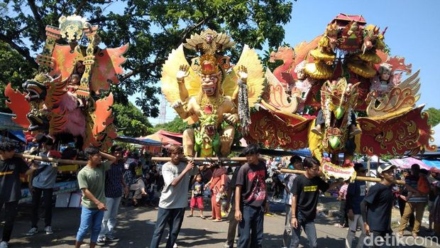 Kesenian burok dan singa depok milik Devi di Cirebon.