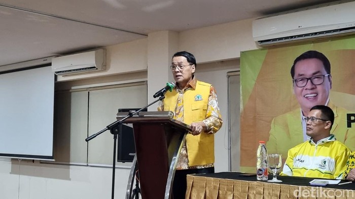 Ketua DPD I Golkar DIY, Gandung Pardiman saat memberikan keterangan, Minggu (4/8/2024).