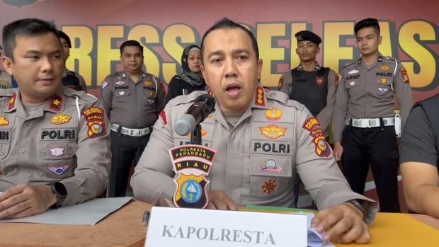 Konferensi pers kasus mahasiswi tabrak wanita hingga tewas di Pekanbaru. (Raja Adil Siregar/detikSumut)