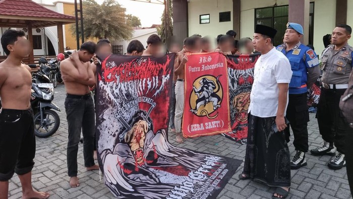 Konvoi pesilat di Jombang