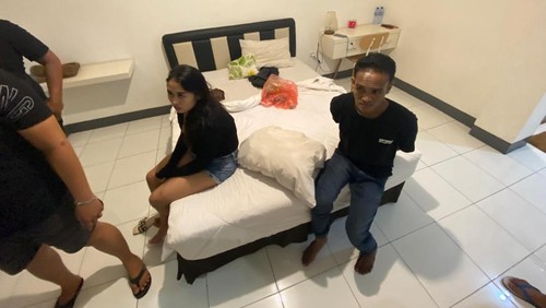 Kurir sabu digerebek polisi saat kencan dengan wanita pesanan di salah satu kamar hotel Kelurahan Monjok Timur, Kecamatan Selaparang, Kota Mataram, NTB, Sabtu (3/8/2024). (Dok. Polresta Mataram)