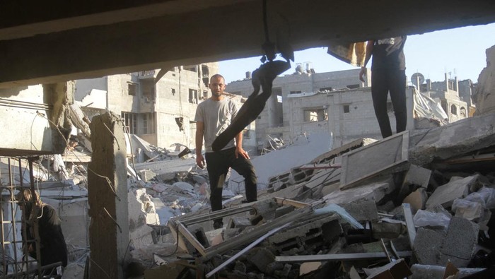 Lagi, Israel Bombardir Sekolah di Gaza Palestinians inspect the site of Israeli strikes on a school sheltering displaced people, amid Israel-Hamas conflict, in Gaza City, August 3, 2024. REUTERS/Mahmoud Issa
