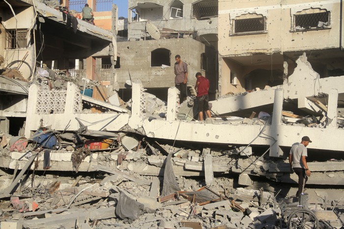 Palestinians inspect the site of Israeli strikes on a school sheltering displaced people, amid Israel-Hamas conflict, in Gaza City, August 3, 2024. REUTERS/Mahmoud Issa