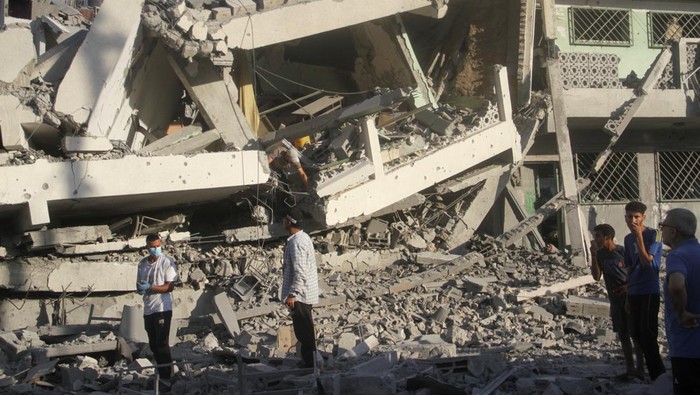 Lagi, Israel Bombardir Sekolah di Gaza Palestinians inspect the site of Israeli strikes on a school sheltering displaced people, amid Israel-Hamas conflict, in Gaza City, August 3, 2024. REUTERS/Mahmoud Issa