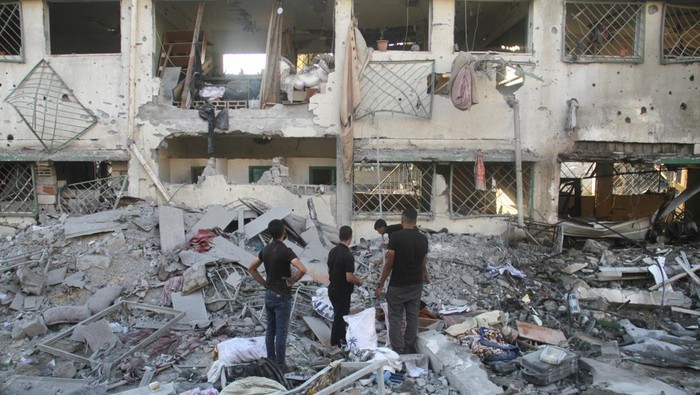 Palestinians inspect the site of Israeli strikes on a school sheltering displaced people, amid Israel-Hamas conflict, in Gaza City, August 3, 2024. REUTERS/Mahmoud Issa