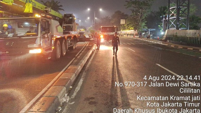 Lalulintas Jl Dewi Sartika Ditutup Sementara Akibat Pemasangan Grider JPO, Dialihkan ke Jl Condet