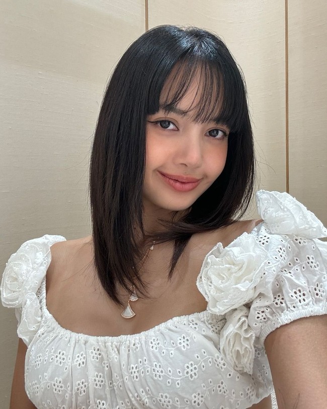 Personel BLACKPINK asal Thailand itu memakai koleksi brand fashion Los Angeles, Lovers and Friends. Atasan putihnya bernilai $158 atau sekitar Rp 2,5 jutaan. Sedangkan bawahan rok yang dikenakan Lisa seharga $198 atau setara Rp 3,2 jutaan. Foto: dok. Instagram @lalalalisa_m