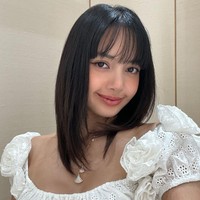 Personel BLACKPINK asal Thailand itu memakai koleksi brand fashion Los Angeles, Lovers and Friends. Atasan putihnya bernilai $158 atau sekitar Rp 2,5 jutaan. Sedangkan bawahan rok yang dikenakan Lisa seharga $198 atau setara Rp 3,2 jutaan. Foto: dok. Instagram @lalalalisa_m