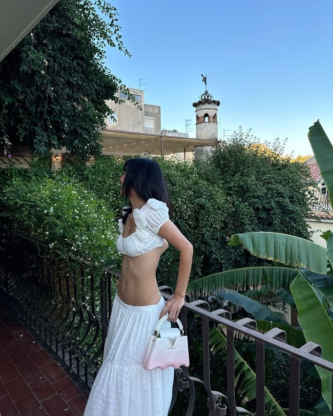 Tak sedikit netizen yang salah fokus dengan perut rampingnya. Lisa BLACKPINK mengaku tak suka diet, meskipun begitu dia rutin melakukan pilates. Foto: dok. Instagram @lalalalisa_m