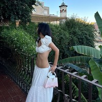 Tak sedikit netizen yang salah fokus dengan perut rampingnya. Lisa BLACKPINK mengaku tak suka diet, meskipun begitu dia rutin melakukan pilates. Foto: dok. Instagram @lalalalisa_m