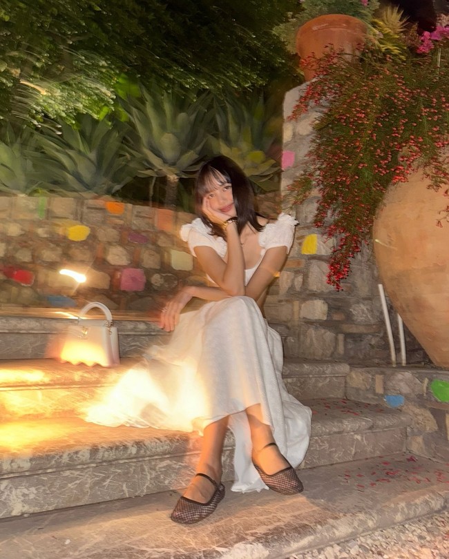 Sepatu yang dikenakan Lisa BLACKPINK pun tak kalah mencuri perhatian karena bertekstur jaring, menampilkan sekilas jari kakinya. Dia memakai koleksi Vanita Black Ballerinas dari brand fashion Inggris MIISTA seharga €320 atau Rp 5,6 jutaan. Foto: dok. Instagram @lalalalisa_m